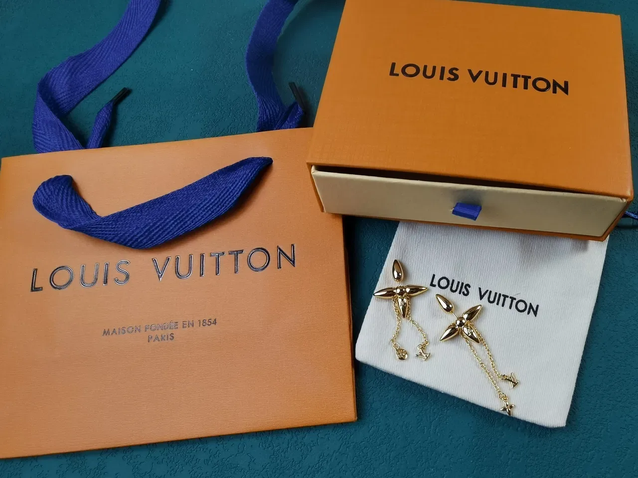 Boucles d'oreilles Louis Vuitton Motif Fleur Chaîne Dorée 5