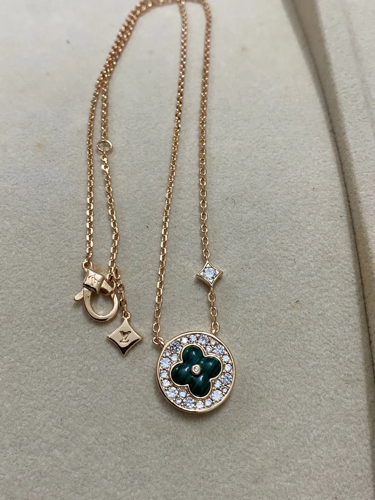 Collier Louis Vuitton Chaîne Or Vert avec Cristaux Pavé au Borde 4