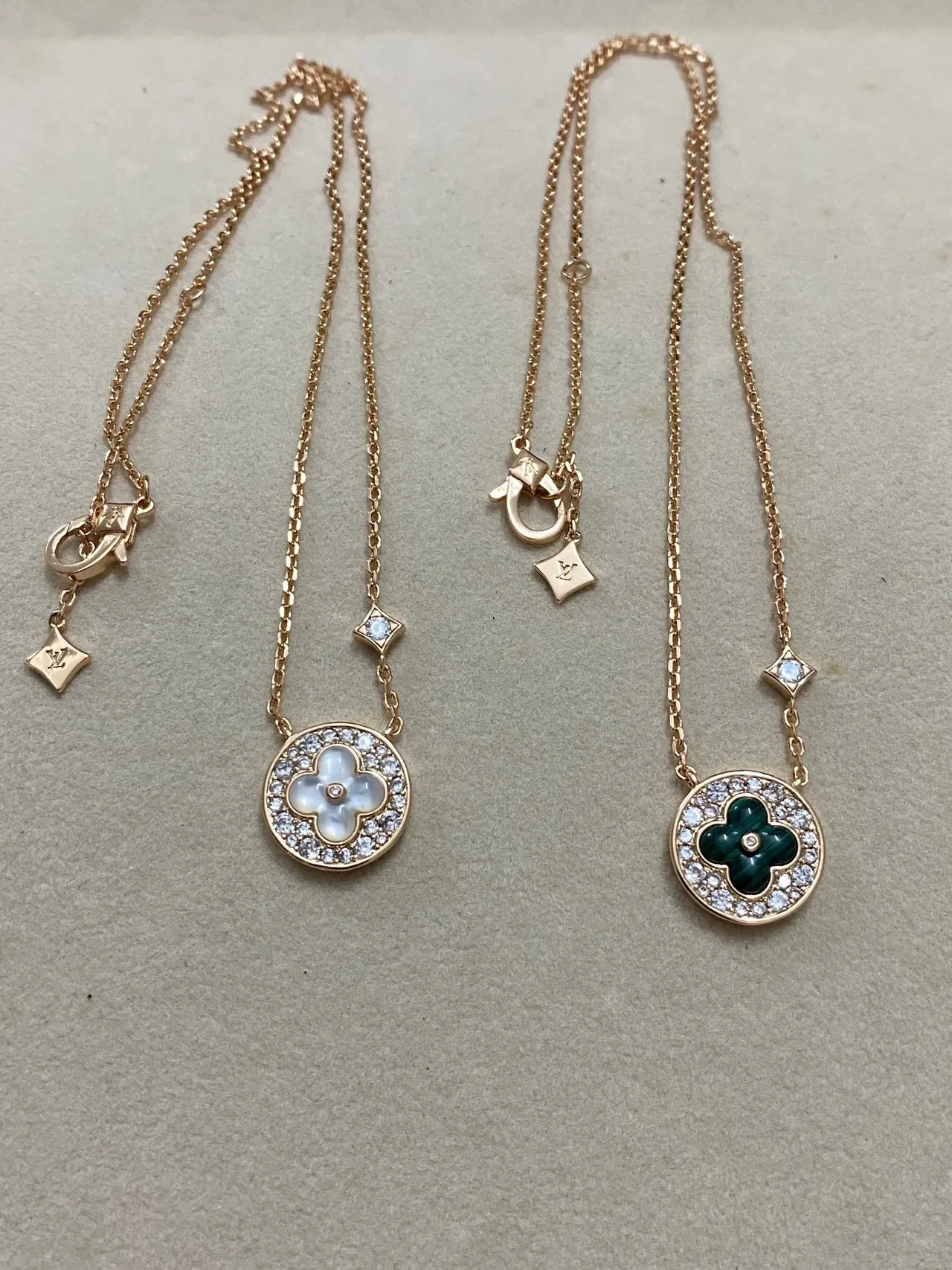 Collier Louis Vuitton Chaîne Or Vert avec Cristaux Pavé au Borde 5