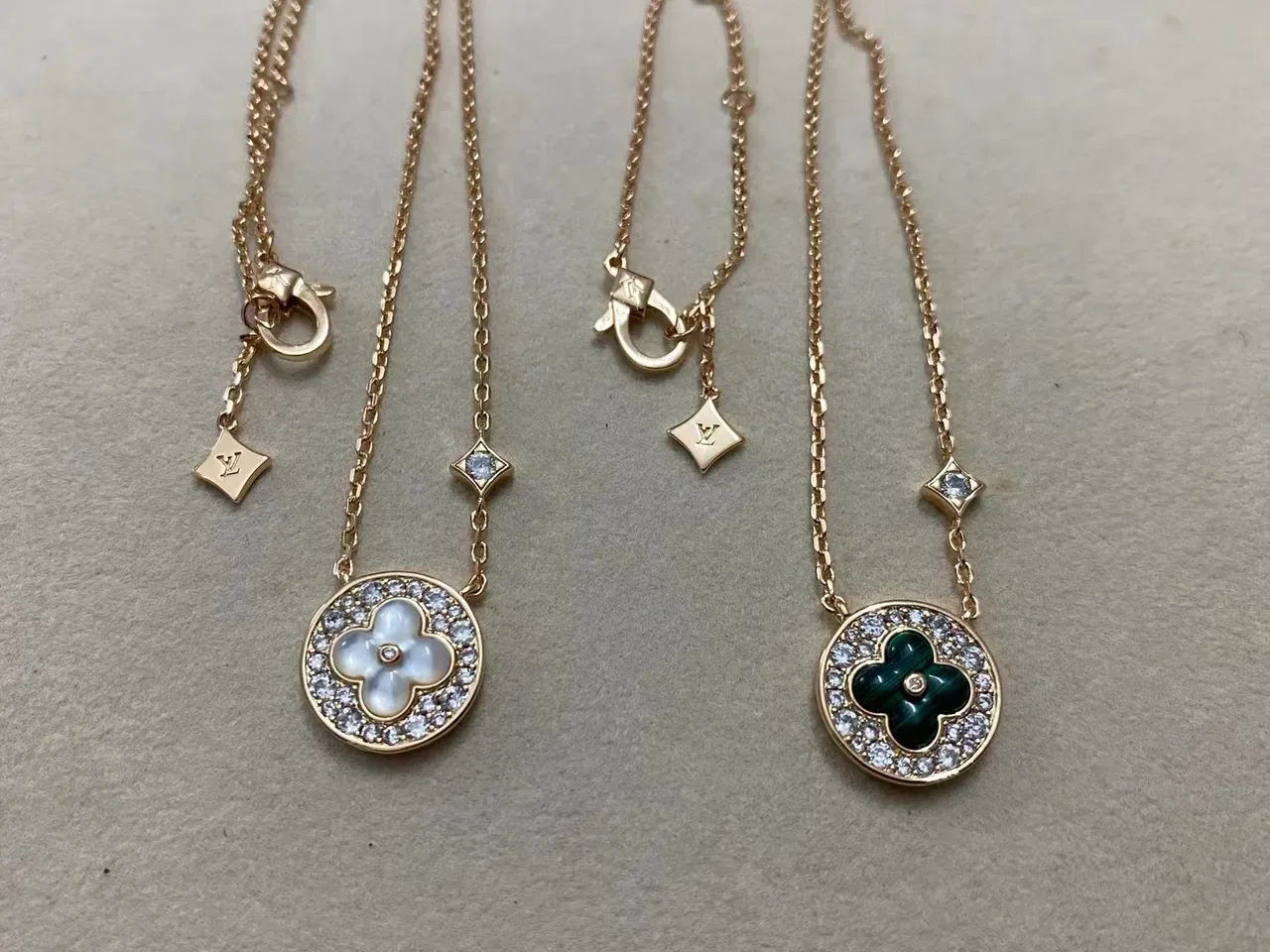 Collier Louis Vuitton Chaîne Or Vert avec Cristaux Pavé au Borde 6