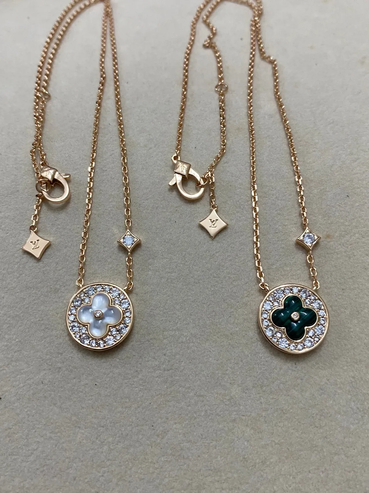Collier Louis Vuitton Chaîne Or Vert avec Cristaux Pavé au Borde 7
