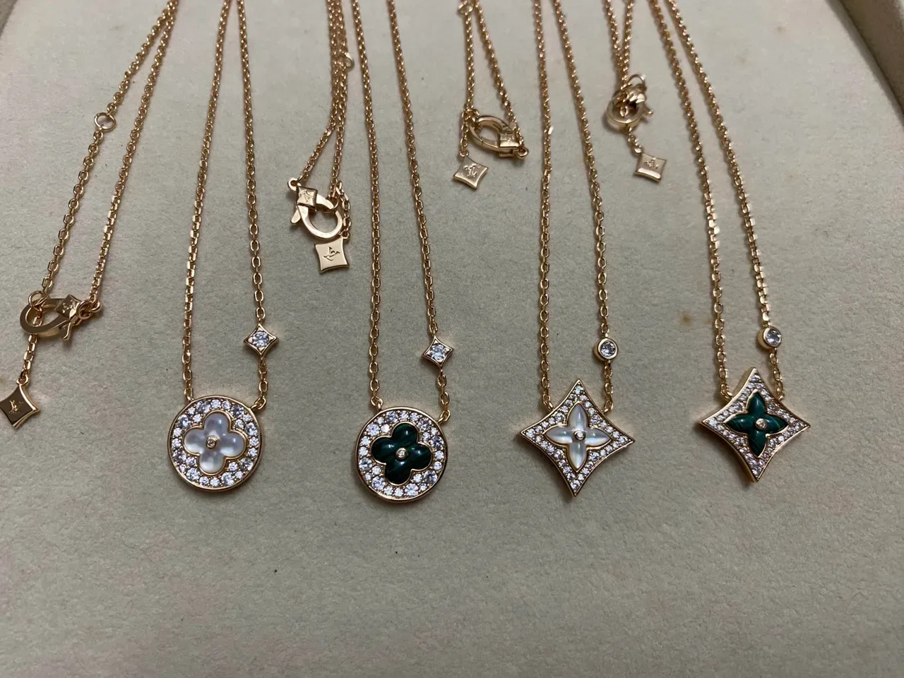 Collier Louis Vuitton Chaîne Or Vert avec Cristaux Pavé au Borde 8
