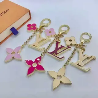 Louis Vuitton गोल्ड पिंक मेटल एनामेल फ्लोरल चार्म्स ब्रोच