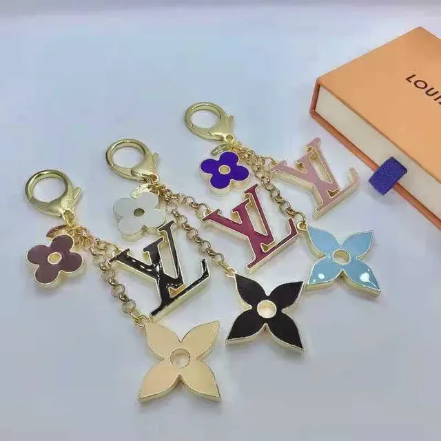 Louis Vuitton broche métal émaillé floral charms or rose 4