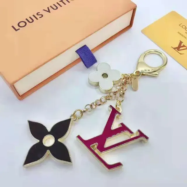 Louis Vuitton broche métal émaillé floral charms or rose 6