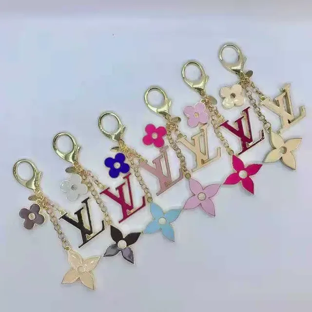Louis Vuitton broche métal émaillé floral charms or rose 8