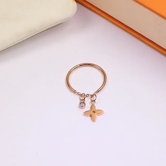 Louis Vuitton Anel de metal com charms pendentes em ouro e prata com monograma 2