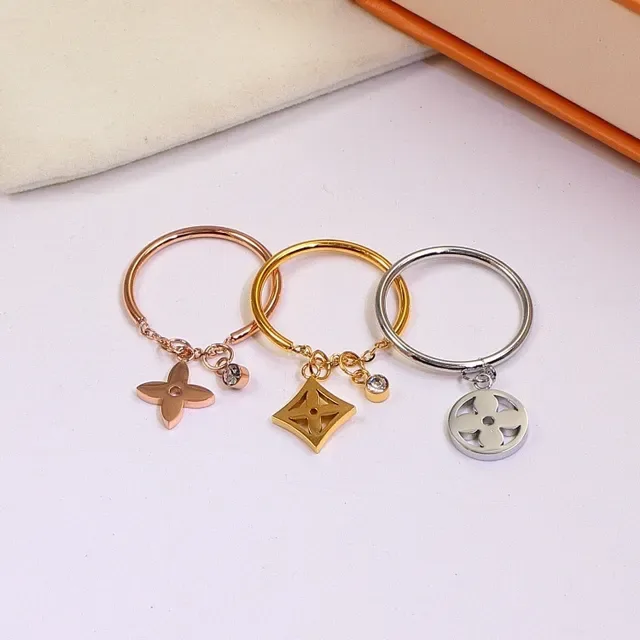 Louis Vuitton Anel de metal com charms pendentes em ouro e prata com monograma 3