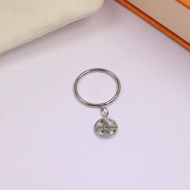 Louis Vuitton Anel de metal com charms pendentes em ouro e prata com monograma 4