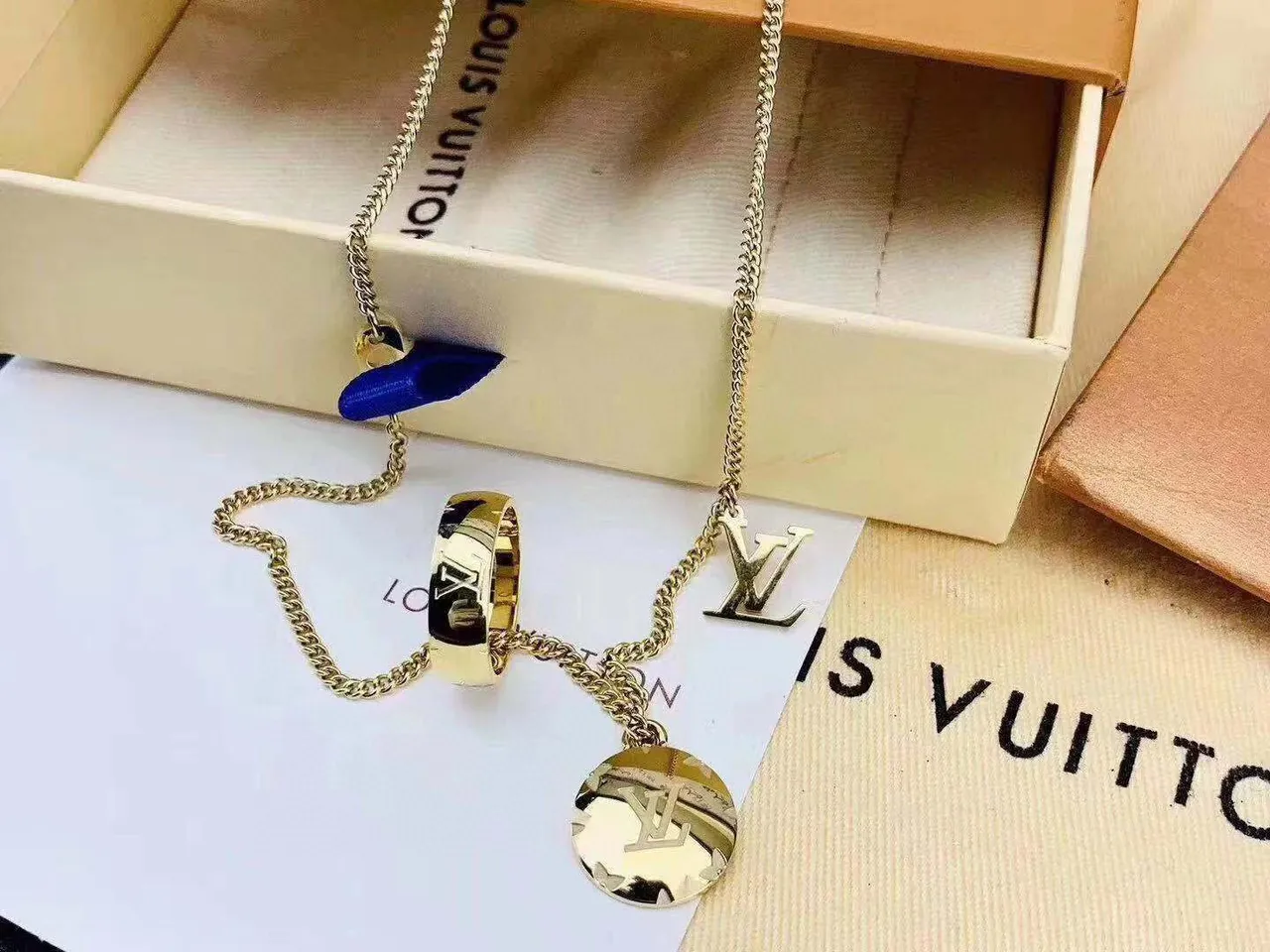 Louis Vuitton collier doré à double pendentif avec monogramme et chiffre romain 2