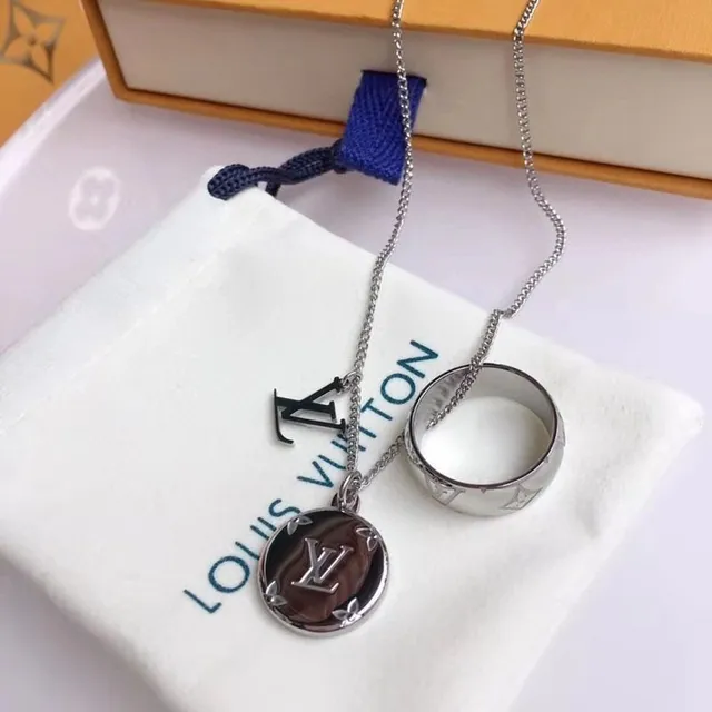 Louis Vuitton collier doré à double pendentif avec monogramme et chiffre romain 3