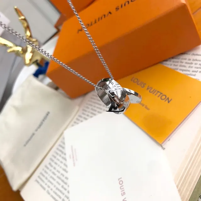 Louis Vuitton collier doré à double pendentif avec monogramme et chiffre romain 4