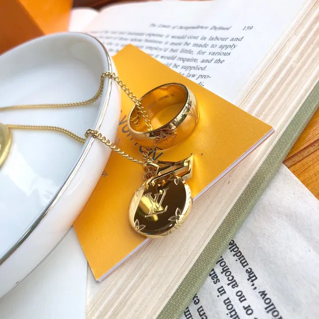 Louis Vuitton collier doré à double pendentif avec monogramme et chiffre romain 5