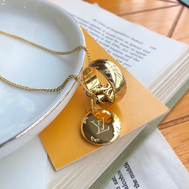 Louis Vuitton collier doré à double pendentif avec monogramme et chiffre romain 6