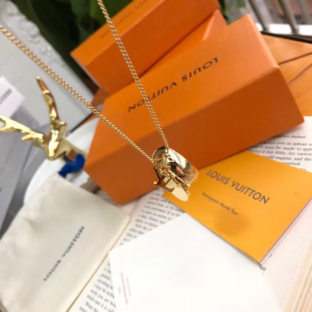 Louis Vuitton collier doré à double pendentif avec monogramme et chiffre romain 7