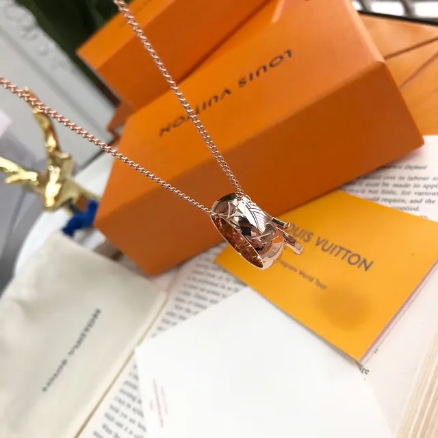 Louis Vuitton collier doré à double pendentif avec monogramme et chiffre romain 8
