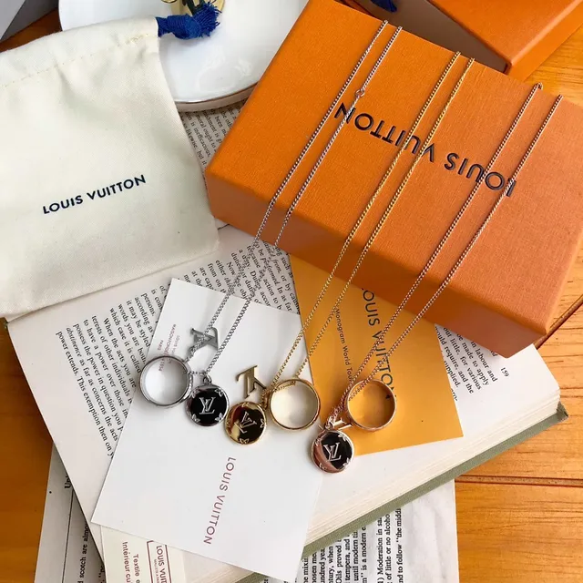 Louis Vuitton collier doré à double pendentif avec monogramme et chiffre romain 9