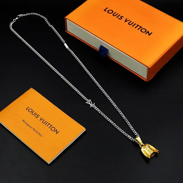 Collier Chaîne Curb Louis Vuitton avec Pendentif Jacket Doré et Charme LV 2