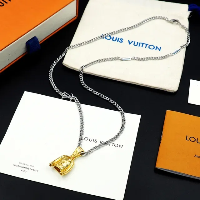 Collier Chaîne Curb Louis Vuitton avec Pendentif Jacket Doré et Charme LV 4