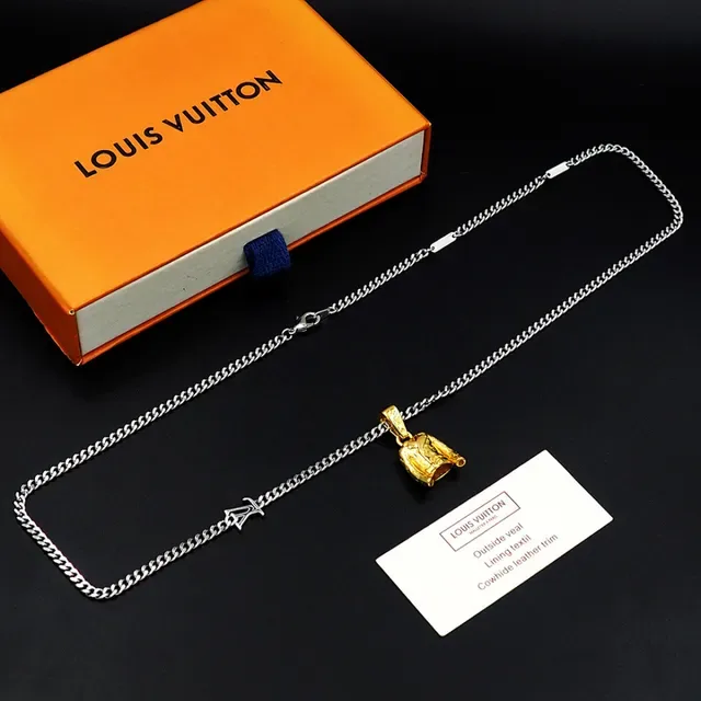 Collier Chaîne Curb Louis Vuitton avec Pendentif Jacket Doré et Charme LV 5