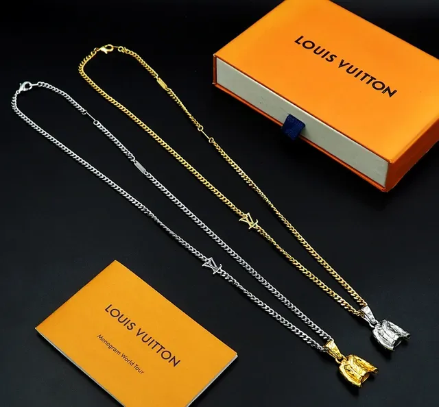 Collier Chaîne Curb Louis Vuitton avec Pendentif Jacket Doré et Charme LV 6