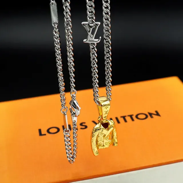 Collier Chaîne Curb Louis Vuitton avec Pendentif Jacket Doré et Charme LV 7