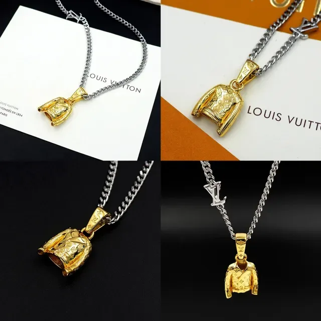 Collier Chaîne Curb Louis Vuitton avec Pendentif Jacket Doré et Charme LV 8