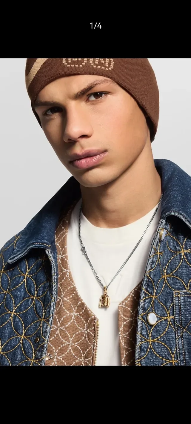 Collier Chaîne Curb Louis Vuitton avec Pendentif Jacket Doré et Charme LV 9