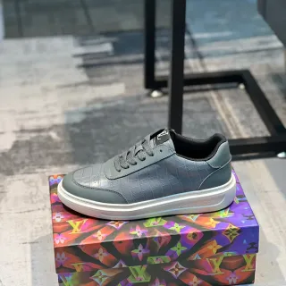 Louis Vuitton Tênis Lifestyle de Couro Cinza Branco com Embossagem de Crocodilo, Low-Top com Cadarço