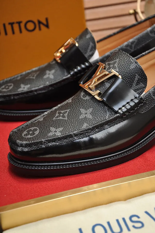 Louis Vuitton Mocassins Noir Or Monogram Revêtu Cuir LV Boucle Mocassins 2