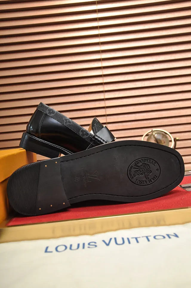 Louis Vuitton Mocassins Noir Or Monogram Revêtu Cuir LV Boucle Mocassins 4