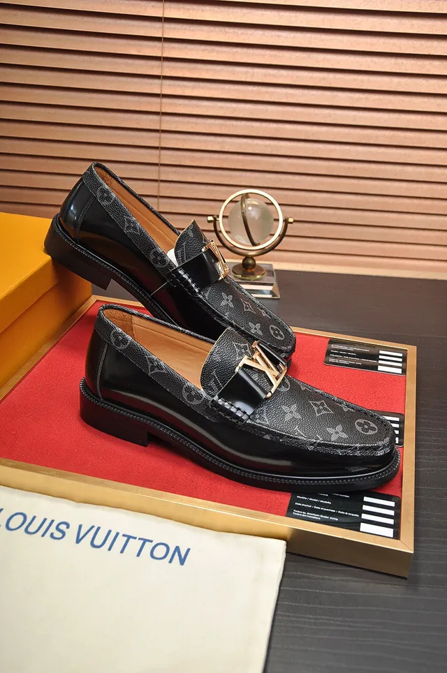Louis Vuitton Mocassins Noir Or Monogram Revêtu Cuir LV Boucle Mocassins 5