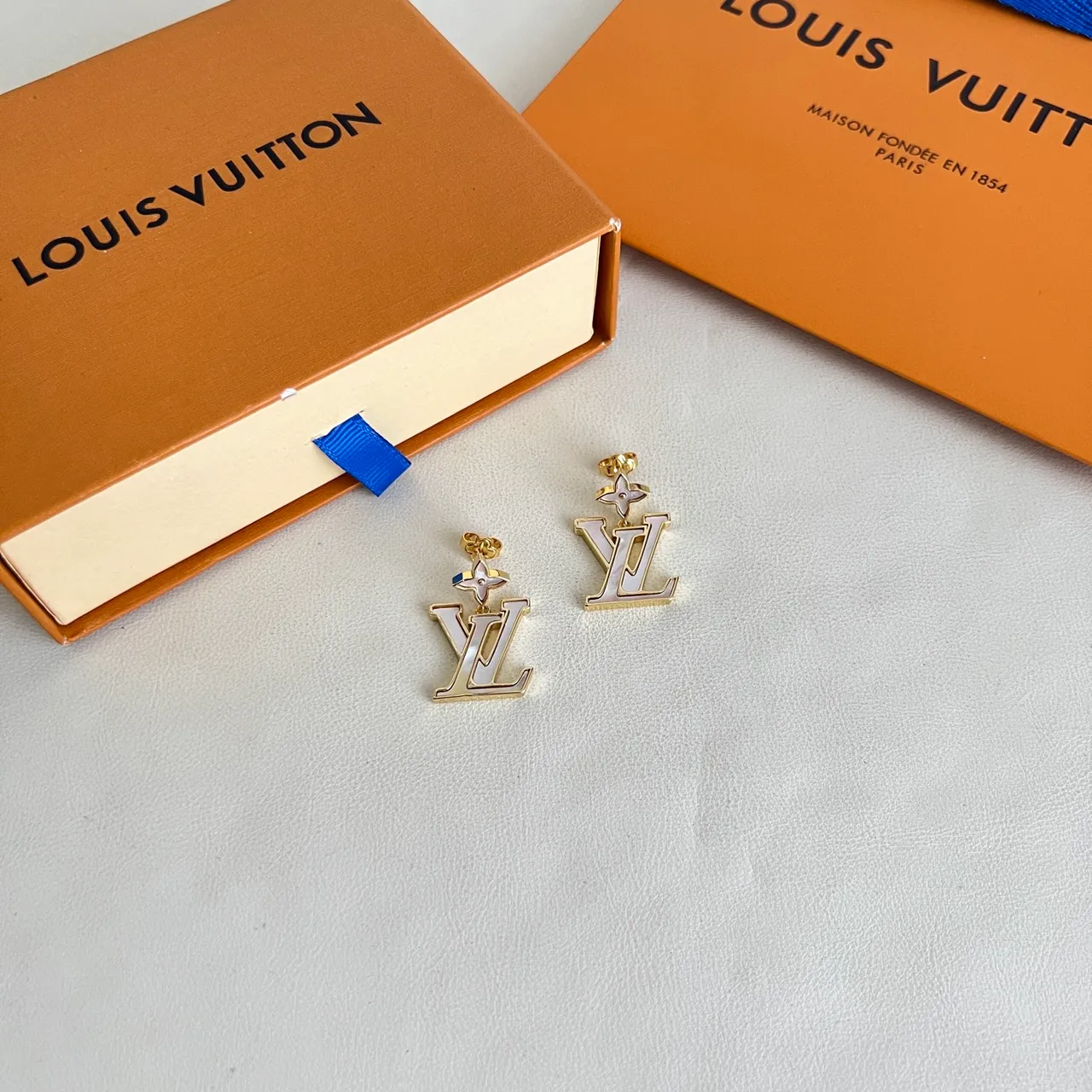 Louis Vuitton LV फूल सोना सफेद धातु माँ-मोती जड़ावट कानों की बाली 4