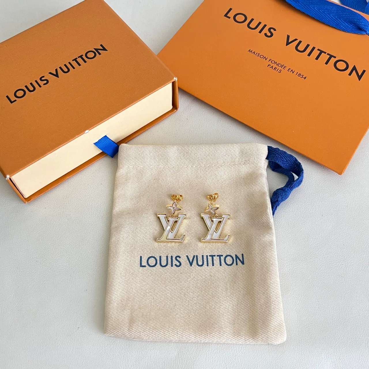 Louis Vuitton LV फूल सोना सफेद धातु माँ-मोती जड़ावट कानों की बाली 5