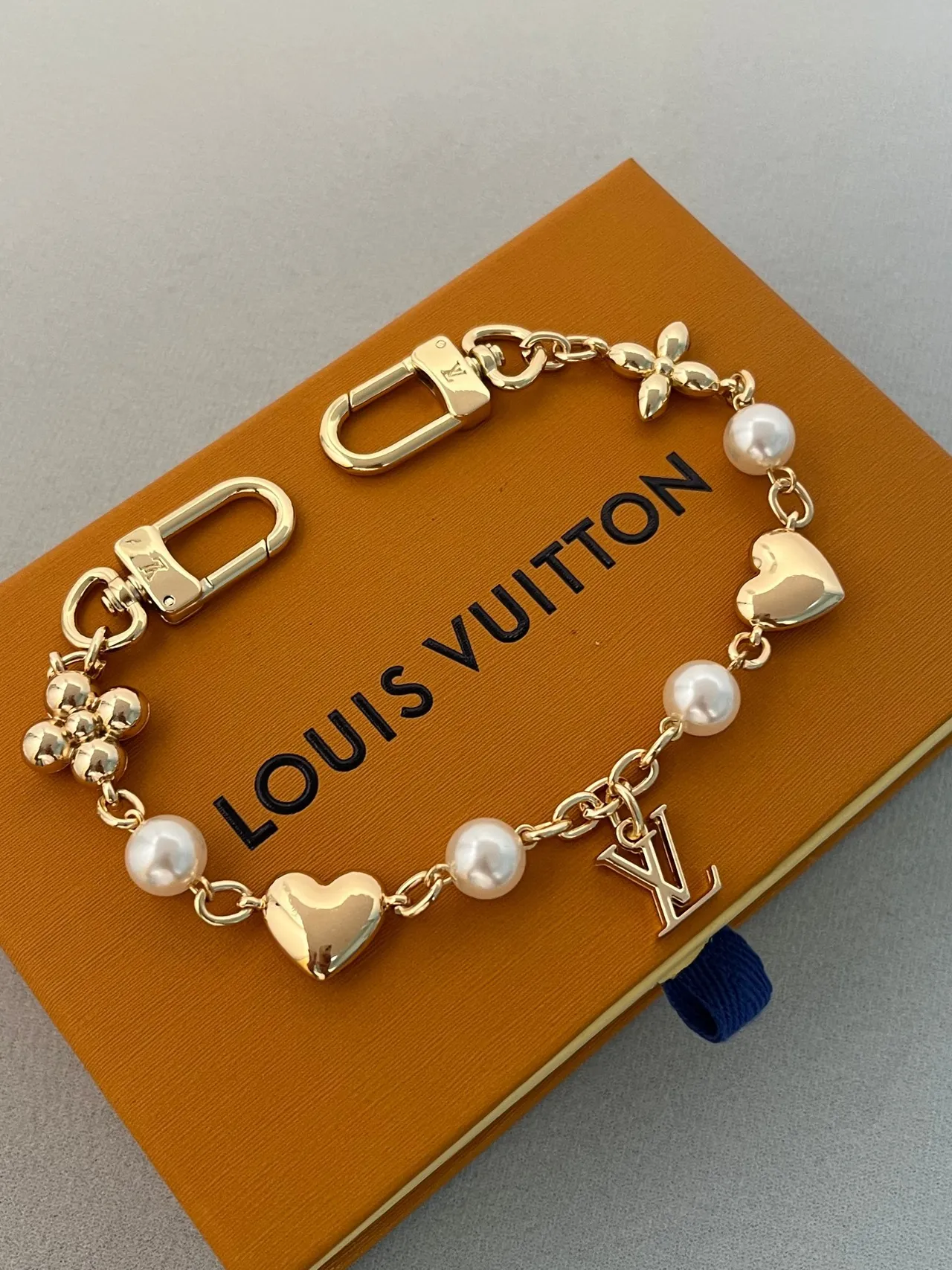 Louis Vuitton LV Heart Chain Bag Charm Gold and Pearl Necklace 5