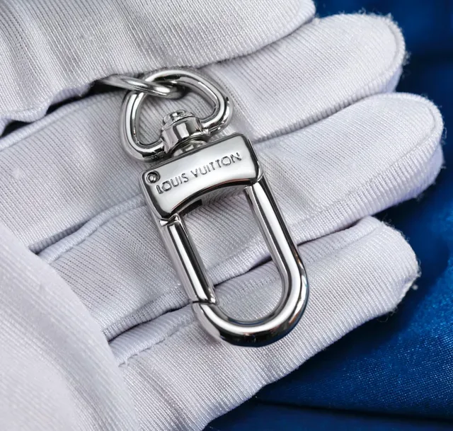 Bracelet porte-clés Louis Vuitton LV Logo en métal argent poli 2
