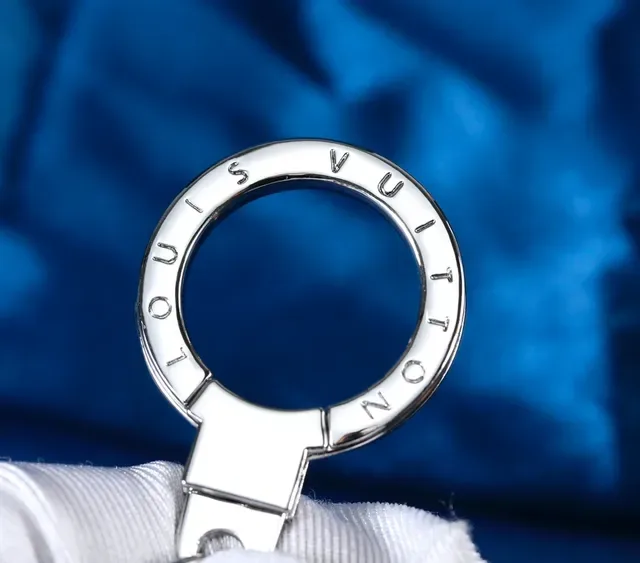 Bracelet porte-clés Louis Vuitton LV Logo en métal argent poli 3