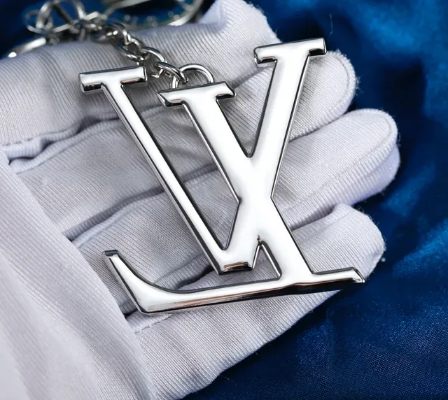 Bracelet porte-clés Louis Vuitton LV Logo en métal argent poli 4