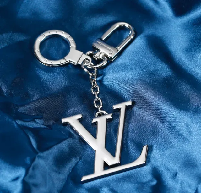 Bracelet porte-clés Louis Vuitton LV Logo en métal argent poli 5