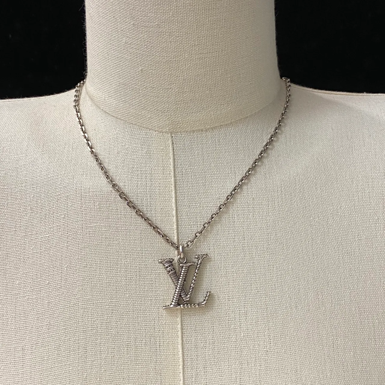 Louis Vuitton LV Monogram Textured Pendant Necklace 2