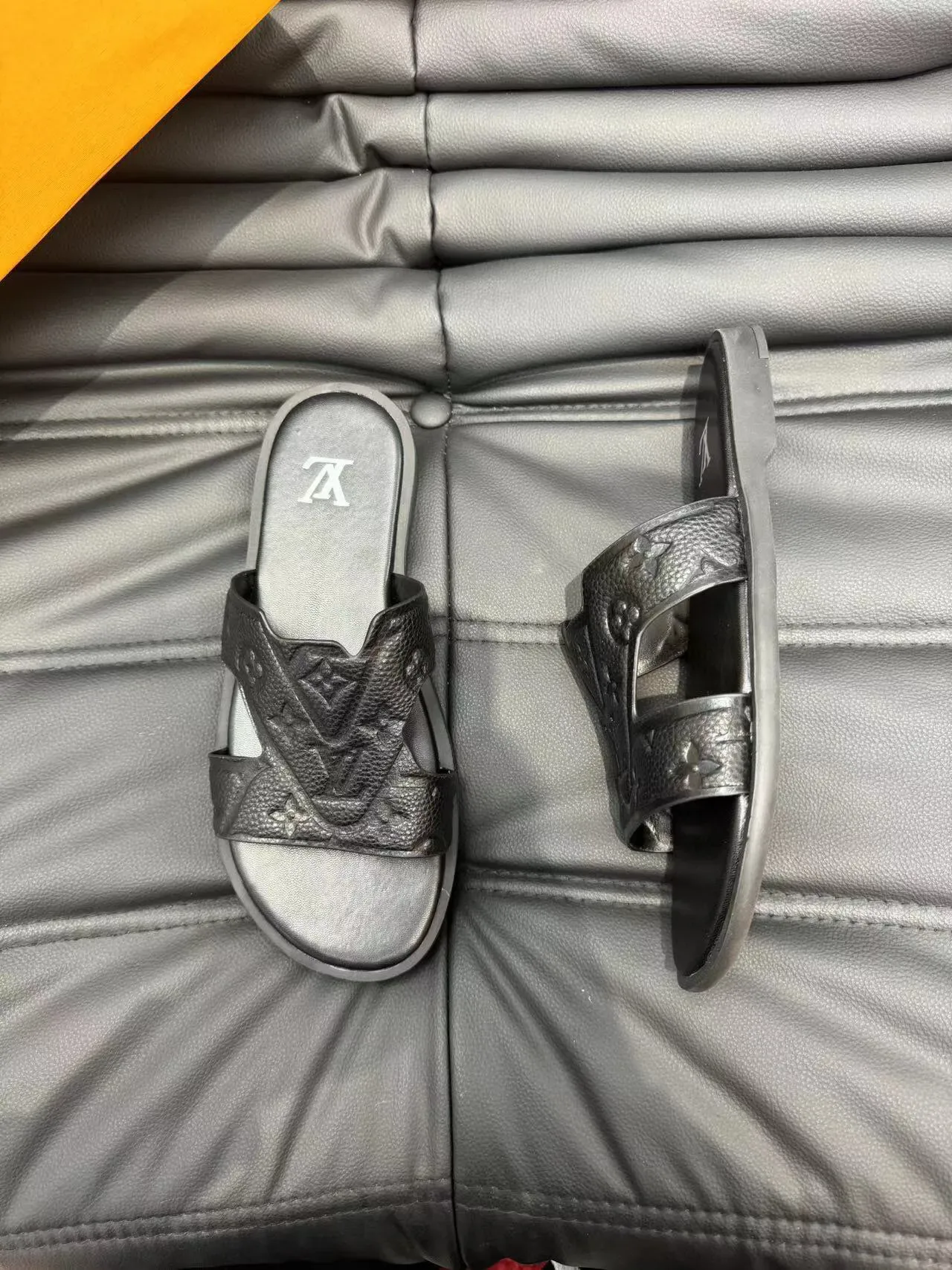Louis Vuitton LV Slide काली चांदी मोनोग्राम लेदर स्ट्रैप V-आकार क्रॉसओवर डिज़ाइन स्लिपर्स 2