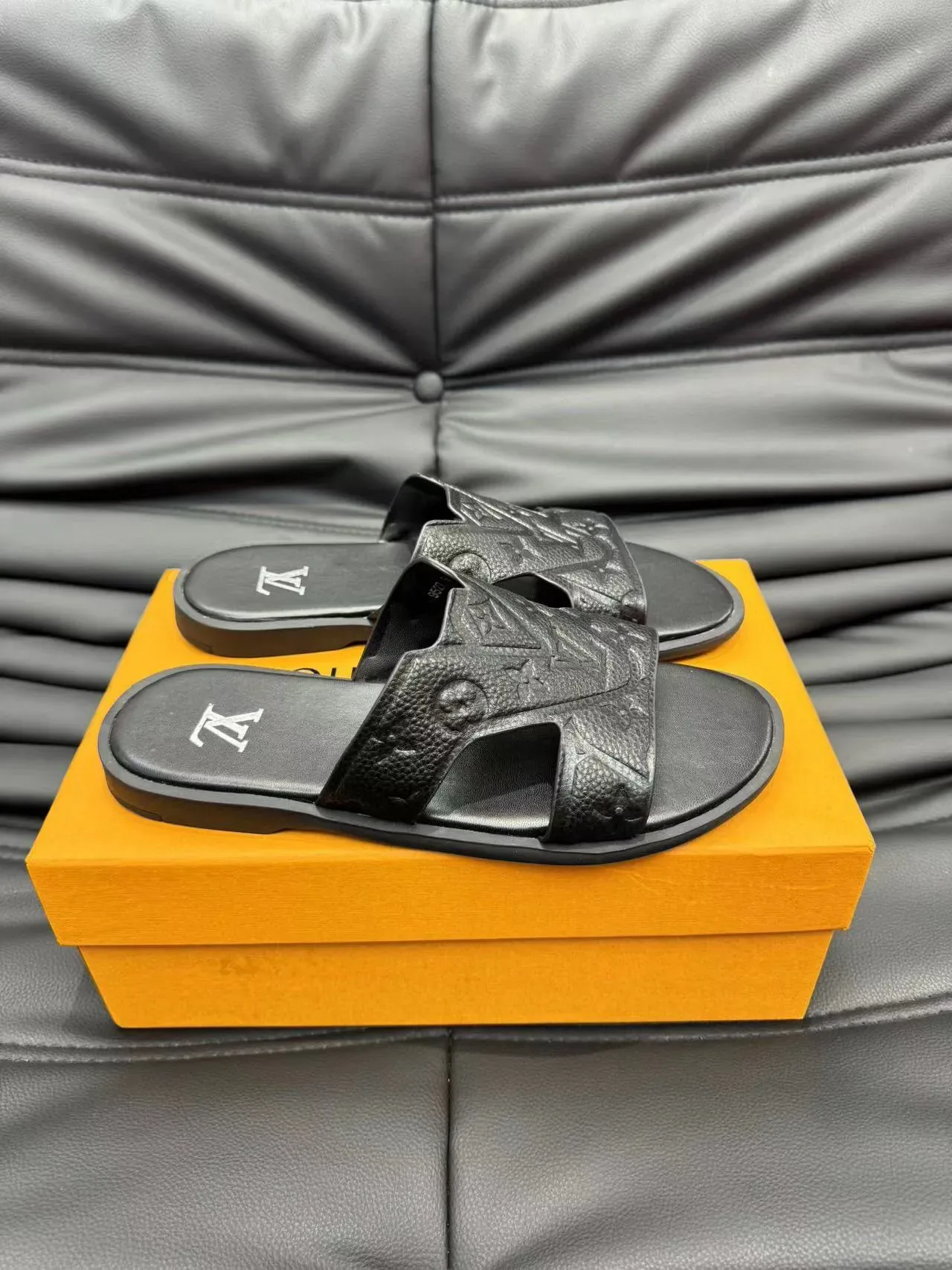 Louis Vuitton LV Slide काली चांदी मोनोग्राम लेदर स्ट्रैप V-आकार क्रॉसओवर डिज़ाइन स्लिपर्स 3
