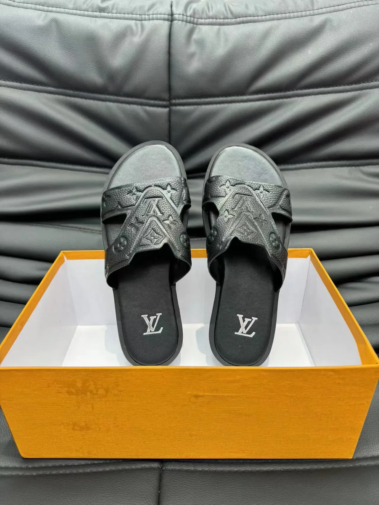 Louis Vuitton LV Slide काली चांदी मोनोग्राम लेदर स्ट्रैप V-आकार क्रॉसओवर डिज़ाइन स्लिपर्स 4