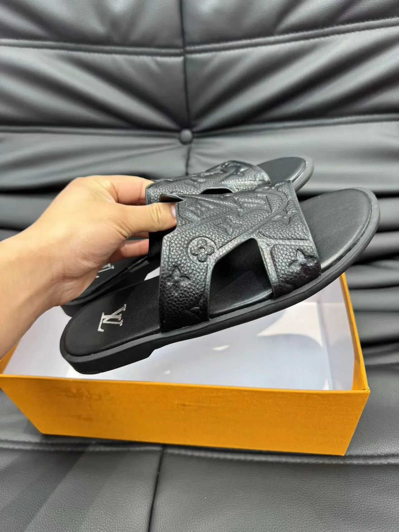 Louis Vuitton LV Slide काली चांदी मोनोग्राम लेदर स्ट्रैप V-आकार क्रॉसओवर डिज़ाइन स्लिपर्स 5