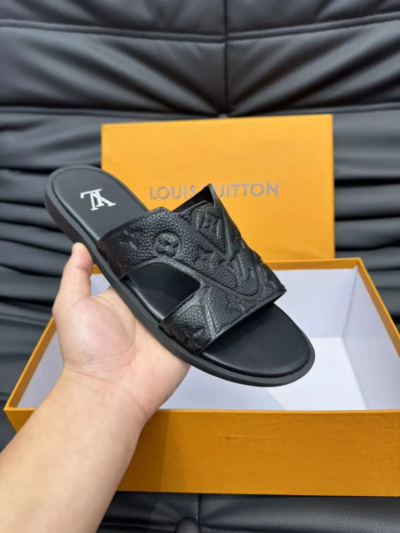Louis Vuitton LV Slide काली चांदी मोनोग्राम लेदर स्ट्रैप V-आकार क्रॉसओवर डिज़ाइन स्लिपर्स 6