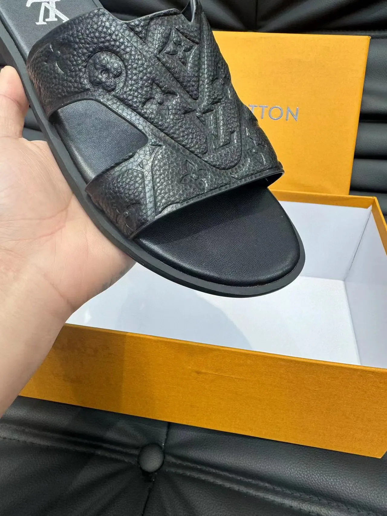 Louis Vuitton LV Slide काली चांदी मोनोग्राम लेदर स्ट्रैप V-आकार क्रॉसओवर डिज़ाइन स्लिपर्स 7