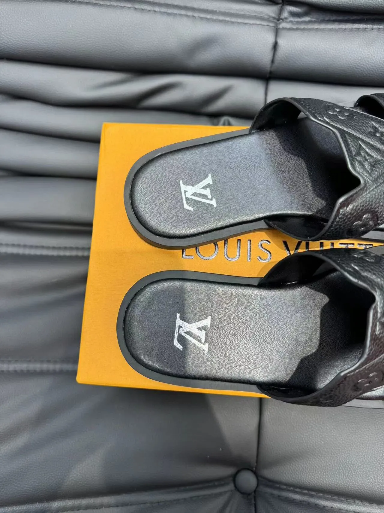 Louis Vuitton LV Slide काली चांदी मोनोग्राम लेदर स्ट्रैप V-आकार क्रॉसओवर डिज़ाइन स्लिपर्स 8