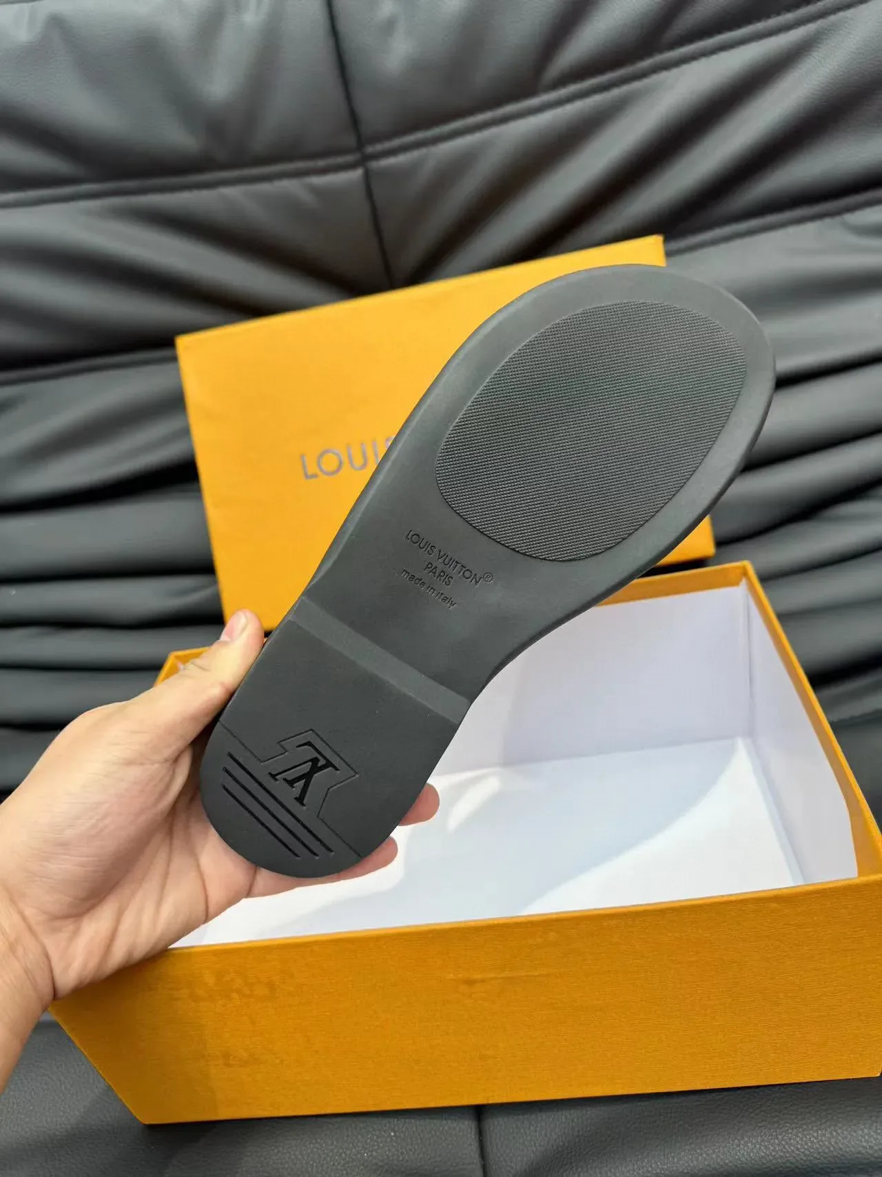 Louis Vuitton LV Slide काली चांदी मोनोग्राम लेदर स्ट्रैप V-आकार क्रॉसओवर डिज़ाइन स्लिपर्स 9