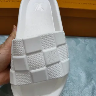Louis Vuitton LV Slide Zapatillas Blancas de Goma Moldeada