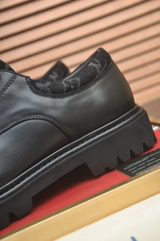 Louis Vuitton LV Trail Sapatos Oxford de couro preto com sola grossa com cravos 2